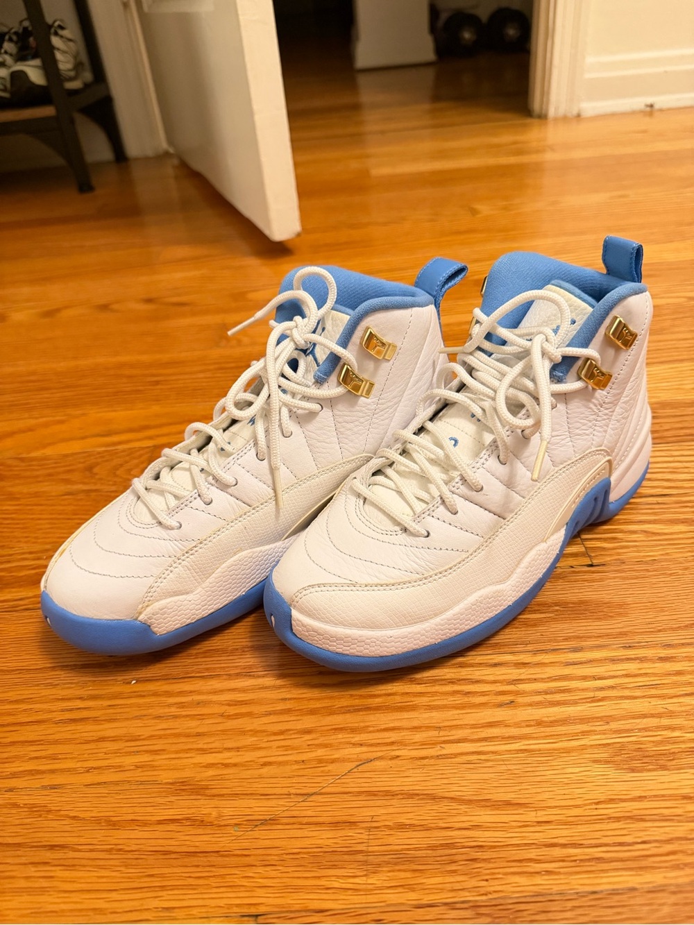 Nike kids White and Light Blue High-Top Sneakers Air Jordan 11 retro legend
